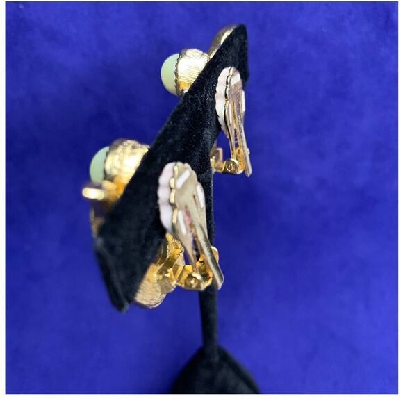 Sarah Coventry Symphony Earrings in an elegant pattern, in Gold wash - Picture 5 of 5